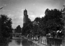 67363 Gezicht op de Oudegracht en de Hamburgerbrug te Utrecht, met aan weerszijden de werven. Op de achtergrond de ...