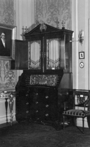 78695 Interieur van een stijlkamer van het Centraal Museum (Agnietenstraat 1) te Utrecht: Louis XVI-kamer met huisorgel