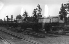 158517 Afbeelding van een gedeelte van de vernielde trein met V2-projectielen op het emplacement van het N.S.-station ...