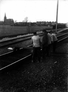 160613 Afbeelding van baanwerkers van de N.S. tijdens de werkzaamheden ten behoeve van de verzwaring van het baanvak ...