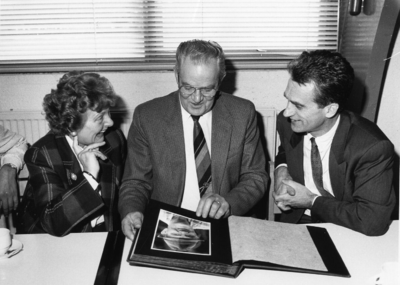 90300 Afbeelding van het afscheid van de heer M. C. J. Versteeg ( Tinus de Boer ) van de plantsoenendienst (ploeg ...