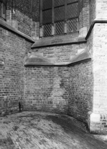 81645 Gezicht op een deel van het koor van de Jacobikerk (Jacobskerkhof) te Utrecht.