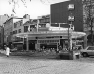 78525 Gezicht op de kiosk met de winkels Van Zutphen's bloemen, Van Daalen maatjesharing en Th.G. Bourgondieën groente ...