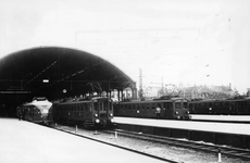 151654 Afbeelding van electrische treinen van de N.S. bij het N.S.-station Rotterdam Delftse Poort (Rotterdam D.P.) te ...