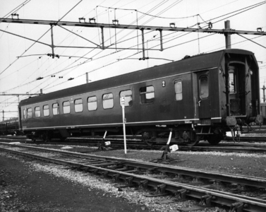 155977 Afbeelding van het ligrijtuig B 7013 (plan N, serie B 7001-7025) van de N.S. op een emplacement te Amsterdam.