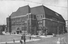 121970 Gezicht op de voor- en zijgevel van het Hoofdpostkantoor (Neude 11) te Utrecht, met rechts de Potterstraat.