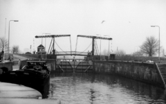 25112 Gezicht op de Grote Sluis in het Merwedekanaal te Vianen, met op de achtergrond de ophaalbrug.