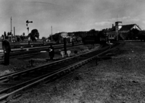 161135 Gezicht op het emplacement Amersfoort met op de achtergrond een naderende trein getrokken door de ...
