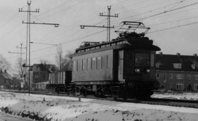 161020 Afbeelding van de electrische motordienstwagen 157991 (ex Z.H.E.S.M.-rijtuig en ex NS mBC 9911) van de N.S. met ...