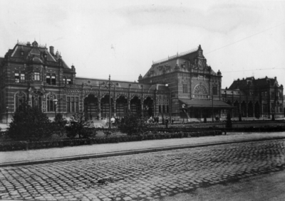 155114 Gezicht op het station Groningen van de Staatsspoorwegen te Groningen.