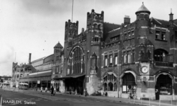 161643 Gezicht op het N.S.-station Haarlem te Haarlem.