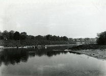 163184 Gezicht op de spoorweghaven aan de IJssel bij de Steeg. Rechts op de achtergrond het S.S.-station De Steeg.