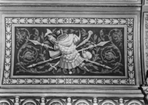 156751 Afbeelding van een geschilderde wapenuitrusting in het trappenhuis van het Koninklijk paviljoen van het ...