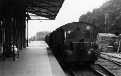 160791 Afbeelding van een locomotior uit de serie 200/300 van de N.S. met een goederentrein op het N.S.-station ...