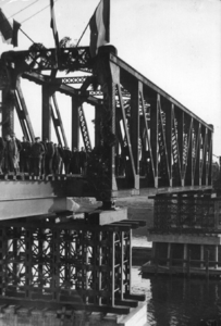 157321 Gezicht op de herstelde spoorbrug (noodbrug) over de Maas bij Buggenum tijdens de feestelijke opening.