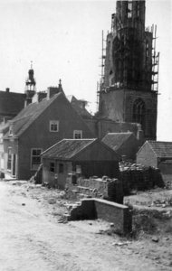 24757 Gezicht op de oorlogsschade in de Kerkstraat te Rhenen, met op de achtergrond de toren van de Cunerakerk.