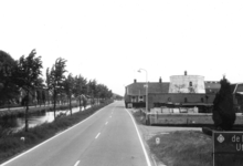 89374 Gezicht vanuit het noordwesten in de Rijksstraatweg ter hoogte van de nrs. 132-134 te De Meern (gemeente ...