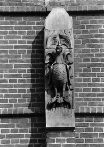 155112 Afbeelding van een gebeeldhouwde pauw aan de gevel van het N.S.-station Groningen te Groningen.