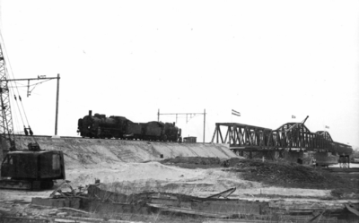 160447 Afbeelding van twee stoomlocomotieven uit de serie 3850 (nrs. 3851-3855) van de N.S. bij de (herstelde) ...