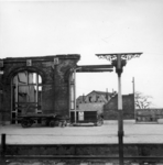 159082 Gezicht op een gedeelte van het tijdens de oorlog vernielde N.S.-station Lage Zwaluwe te Zevenbergschenhoek.