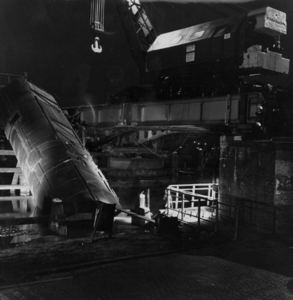 155505 Afbeelding van een ontspoorde goederenwagon bij de Gouwebrug te Gouda.