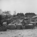 159234 Gezicht op de restanten van een tijdens de oorlog vernielde woning bij de spoorbrug over de Regge te Nijverdal, ...