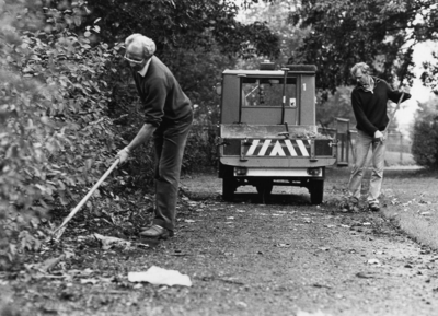 90298 Afbeelding van de heer J. J. Vermeulen (links) van de plantsoenendienst (ploeg Vleuten) van de gemeente ...