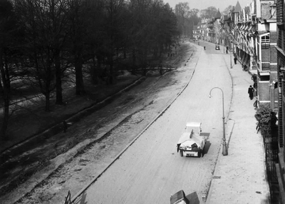 60426 Gezicht in de Koningslaan te Utrecht na de verbreding; met links het Wilhelminapark.