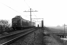 161056 Afbeelding van het electrische treinstel nr. 453 (mat. 1936) van de N.S. op het viaduct te Nootdorp.