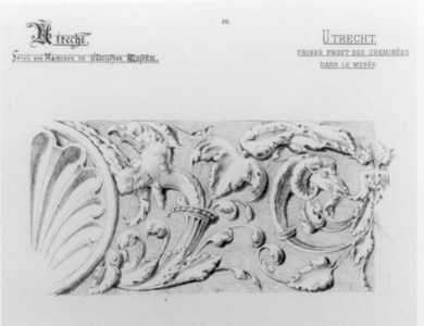 31428 Afbeelding van een gedeelte van een renaissance schoorsteenfries, geëxposeerd in het Stedelijk Museum van ...
