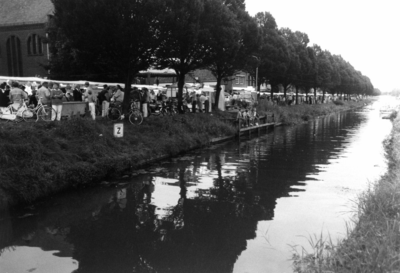 90822 Gezicht vanaf de Meernbrug op de jaarlijkse braderie langs de Leidsche Rijn te De Meern (gemeente Vleuten-De ...
