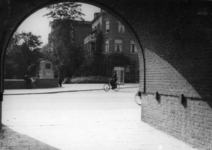 83803 Doorkijkje vanuit de onderdoorgang van het Politiebureau Tolsteeg (Tolsteegbrug 1) te Utrecht naar het ...