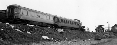 164641 Afbeelding van de ravage na het spoorwegongeval te Weesp op 19 juni 1953, met vooraan op de spoordijk enkele ...