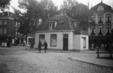 76900 Gezicht op de voorgevel van het Café Het Zwarte Paard (Weerdsingel W.Z. 1) te Utrecht, vanuit het noordoosten.
