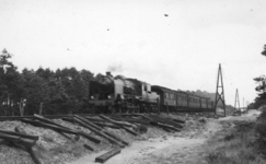 160311 Afbeelding van de stoomlocomotief nr. 4005 (serie 4000) van de N.S. met een reizigerstrein ter hoogte van Nunspeet.