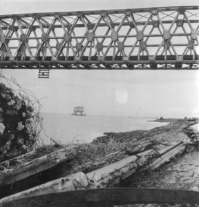 157353 Gezicht op een deel van de spoorbrug over het Hollands Diep bij Moerdijk tijdens de herstellingswerkzaamheden. ...