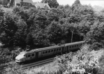 151057 Afbeelding van een electrisch treinstel mat. 1954 van de N.S. in de ingraving te Oosterbeek.