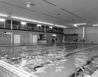 60184 Interieur van het zwembad Den Hommel (Kennedylaan 5) te Utrecht: het overdekte wedstrijdbad.
