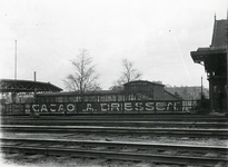 163180 Gezicht op de reclamebelettering ( Cacao A. Driessen ) op de balustrade van de dienstbrug tussen het ...