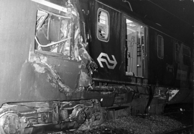 155658 Afbeelding van het BDk-rijtuig van het electrische treinstel nr. 696 (mat. 1946) van de N.S. na de botsing ...
