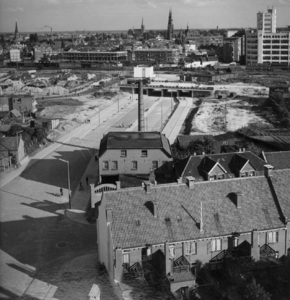 156395 Gezicht op de Emmasingel te Eindhoven, met het in aanbouw zijnde Emmasingelviaduct (Boschdijkviaduct) voor het ...
