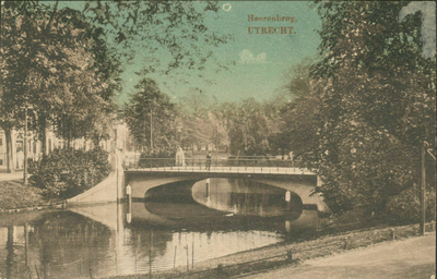 122157 Gezicht over de Stadsbuitengracht op de Herenbrug te Utrecht; links enkele huizen aan de Maliesingel.