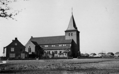 25516 Gezicht op de R.K. kerk O.L.V. Tenhemelopneming (Pastoor Boelenslaan 9-11) te De Meern (gemeente Oudenrijn), met ...