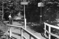 78523 Afbeelding van enkele verkeersborden bij de ingang van het fietspad door het Hoge Bos (Vossegatsedijk) te Bunnik.