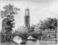 35860 Gezicht op de Oudegracht te Utrecht met de Gaardbrug, voorgevels van de huizen aan de oostzijde van de gracht, de ...