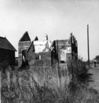 158099 Gezicht op de tijdens de oorlog vernielde dubbele (brug)wachterswoning (wachtpost nr. 14) nabij de spoorbrug ...