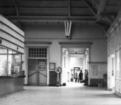 152500 Interieur van de hal van het N.S.-station Kampen te kampen.