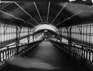 153051 Gezicht op het perron en de perronkap van het N.S.-station 's-Hertogenbosch te 's-Hertogenbosch.