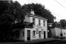 150461 Gezicht op de perronzijde van het N.S.-station Hulshorst te Hulshorst.