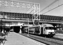155964 Afbeelding van een trein bestaande uit dubbeldeksrijtuigen DDM-I van de N.S. langs een perron van het ...